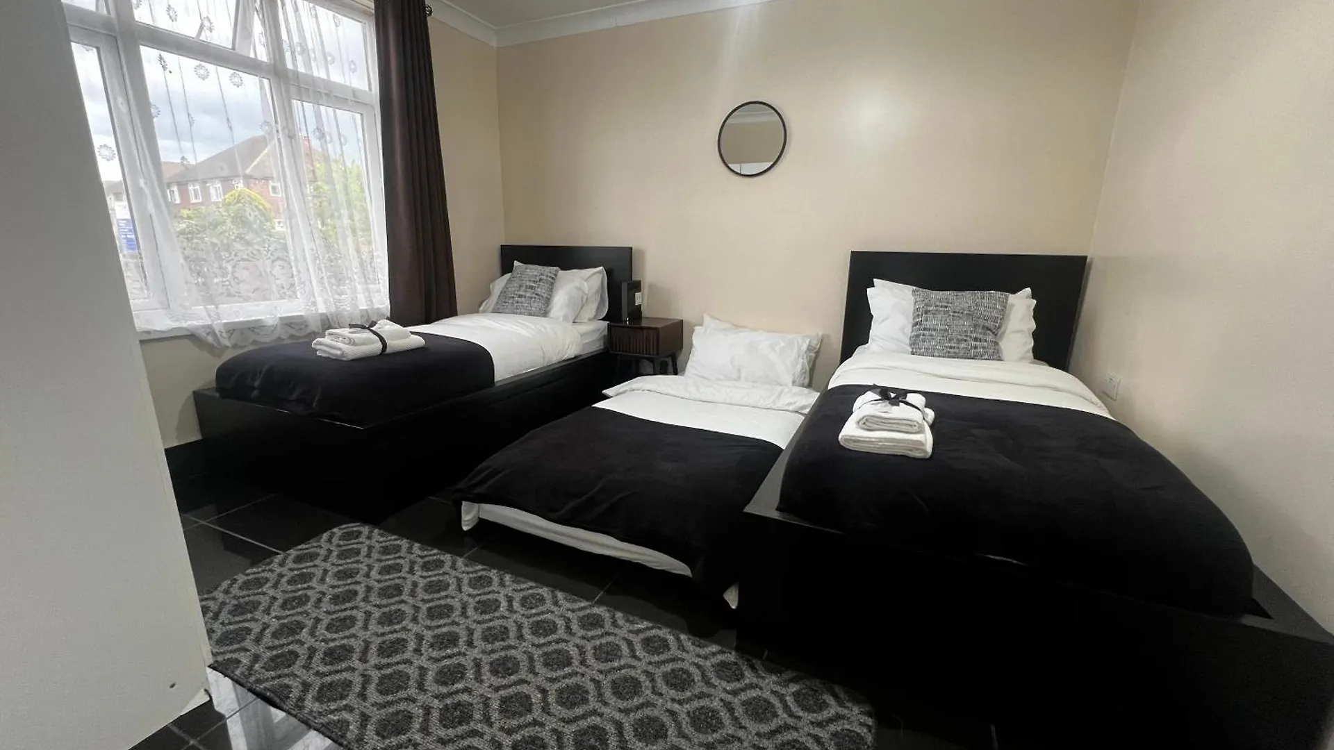Luxurious Cozy London Holiday Home Cranford